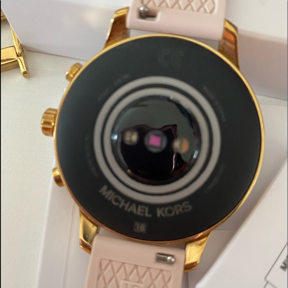 MICHAEL KORS Access Gen 4 Runway Smartwatch (GOLD)
w/ Additional Silicone Band - Picture 8 of 16